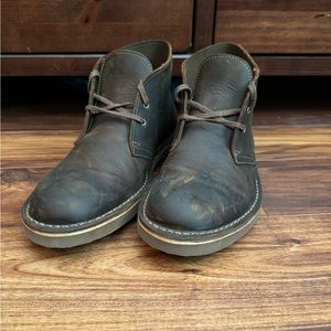 Size 9 Clark’s chukka boot in brown